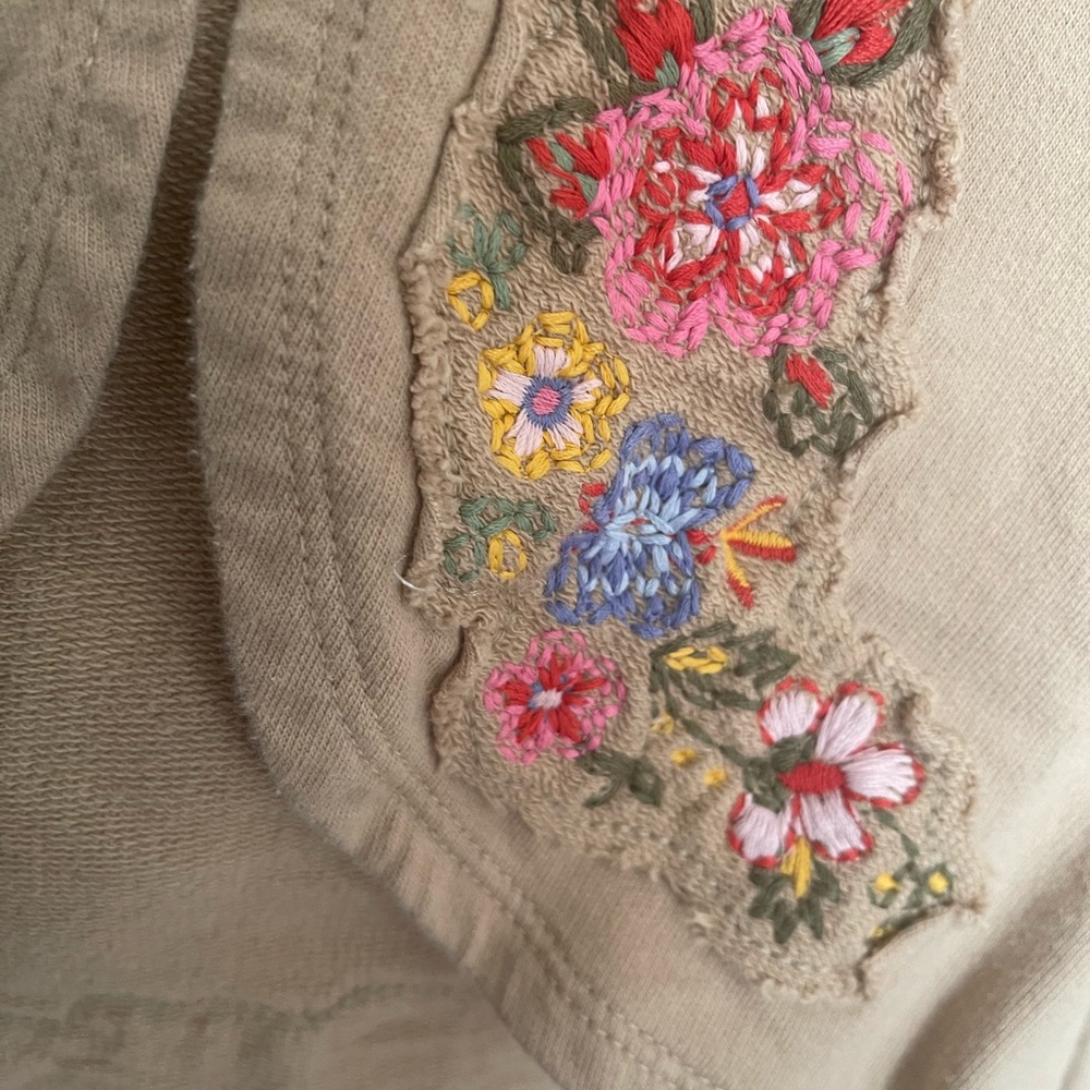 Cropped shirt with button and flowers - Picture 7 of 12